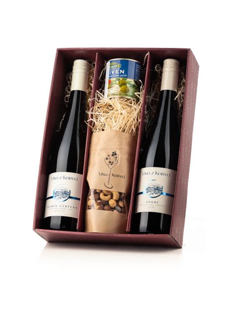 Fotografia darčekového koša s delikatesami a fľašou vína alebo sektu