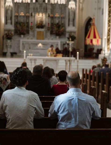 Ilustračná fotografia mladej osoby v kostole počas cirkevného obradu