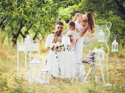 fotografia šťastného dieťaťa pri prvej narodeninovej torte s jednou sviečkou