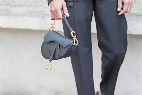 fotografia štýlovej koženej kabelky a elegantných doplnkov