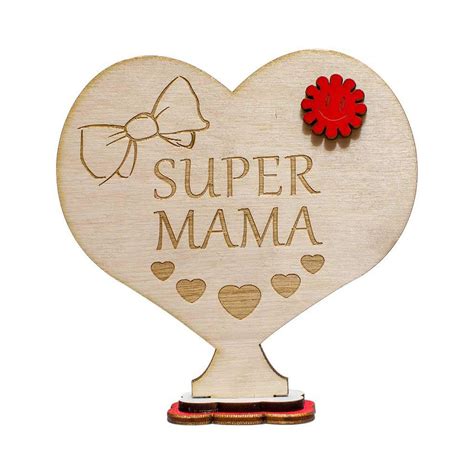 Ilustračná fotografia ženy, ktorá dostáva darček od svojich detí.