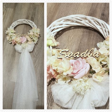 Detailný záber na drevený venček na dvere s nápisom Svadba v rustikálnom štýle