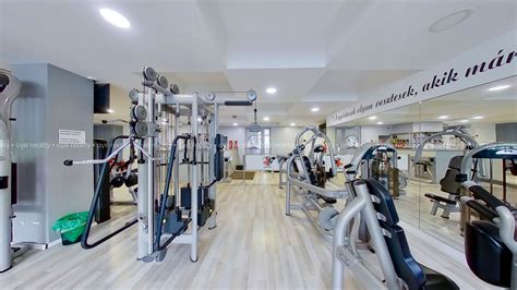 Fotografia Lucie Mokráňovej v prostredí fitness centra alebo pri cestovaní
