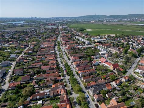 zimná dedina v snehu s rozsvietenými svetlami a vianočnou atmosférou