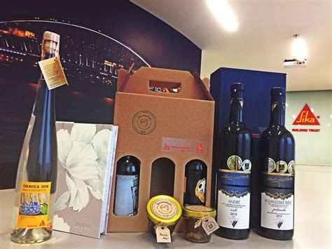 Tematické foto s viacerými darčekovými predmetmi, zabalenými alebo vystavenými.