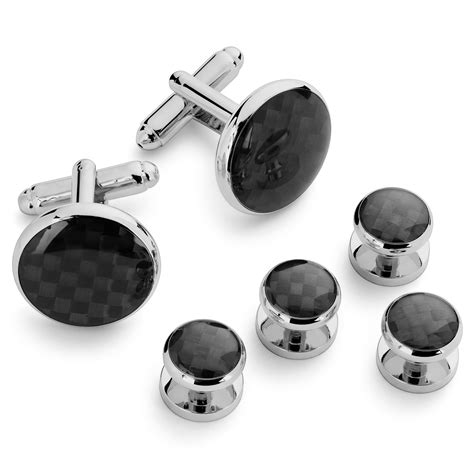 Fotografia elegantných hodiniek, koženého opaska a manžetových gombíkov.