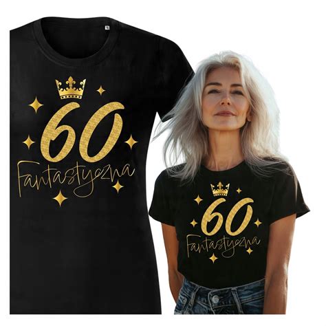 Fotografia vtipného trička s nápisom k 60. narodeninám a originálneho hrnčeka.