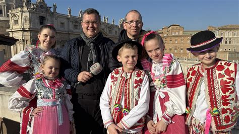 Dobová fotografia: skupina koledníkov v tradičných kostýmoch
