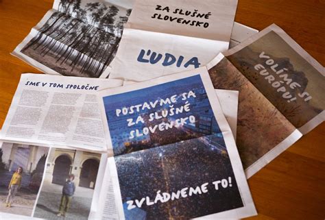 ľudia preberajú noviny Spoločne to zvládneme od aktivistov Za slušné Slovensko