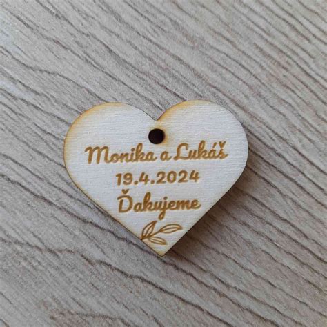 Gravírované drevené srdiečka s menami a dátumom svadby, personalizované hrnčeky s vtipnými fotkami