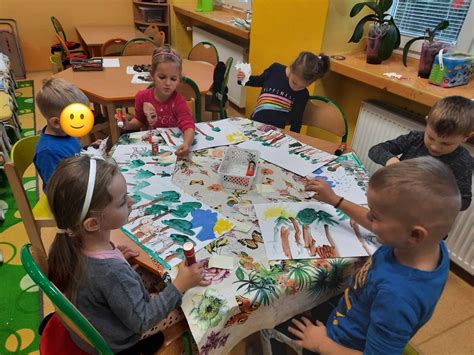 Ilustrácia detí lúčiacich sa s materskou školou, mávajúce smerom k novej etape života