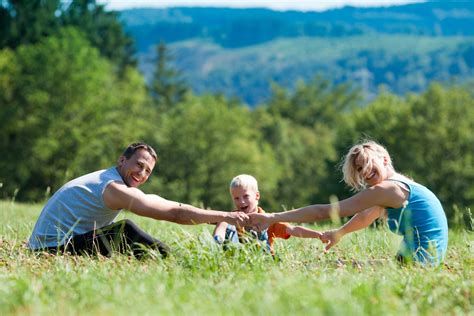 Tematická fotografia: rodina v prírode, páry oddychujúce vo wellness, deti hrajúce sa vonku