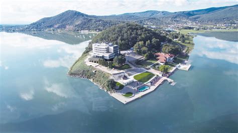 Ilustrácia: bazény s geotermálnou vodou, pohľad na jazero Šírava