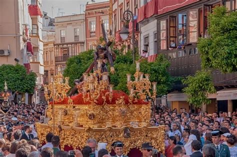 Procesia Semana Santa v uliciach španielskeho mesta