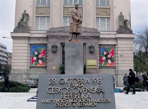 Fotografia pamätníka československej štátnosti a sochy T. G. Masaryka v Bratislave