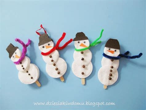 Deti vyrábajú snehuliaka z vatových tampónov