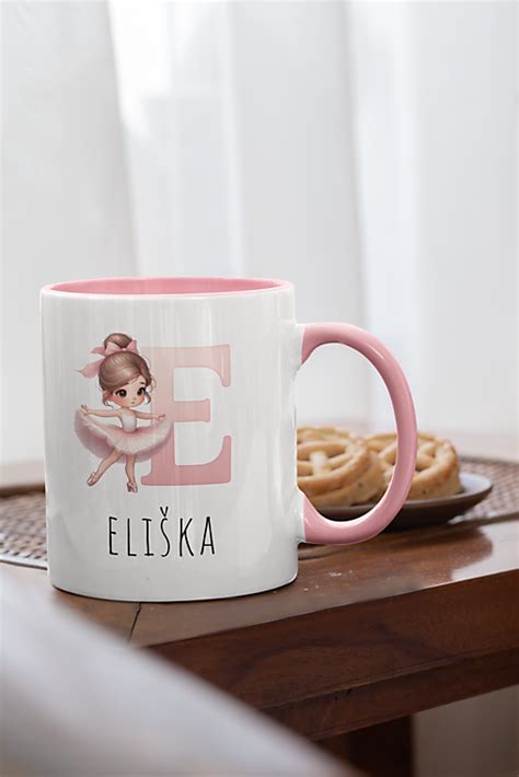 koláž personalizovaných darčekov pre dievča (napr. hrnček, plyšák, šperk s menom)