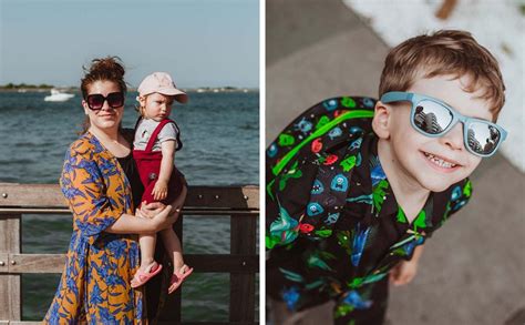 fotografia šťastnej matky s dospelými deťmi