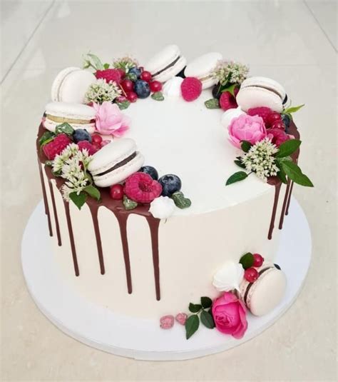 svietiaca narodeninová torta s konfetami