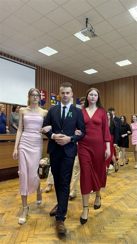 Tematické foto: Skupina ľudí na slávnostnej udalosti v aule školy