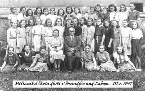Historické foto: Budova školy z čias jej založenia