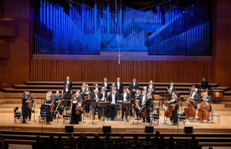 Tematické foto rečníka pred publikom