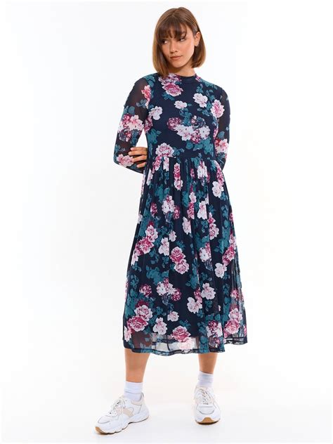 Vizuálny stredobod stola s kvetinovou výzdobou a svietnikmi