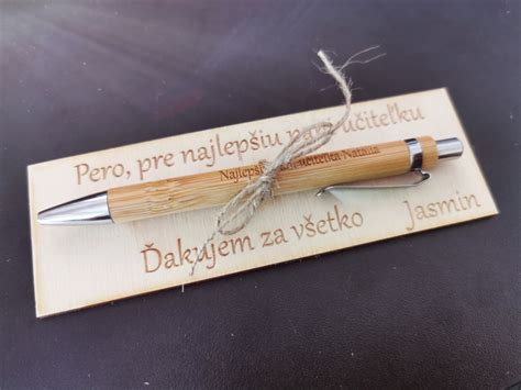 Súbor svadobných prianí a pohľadníc s perom na drevenom stole ako inšpirácia pre osobný odkaz.