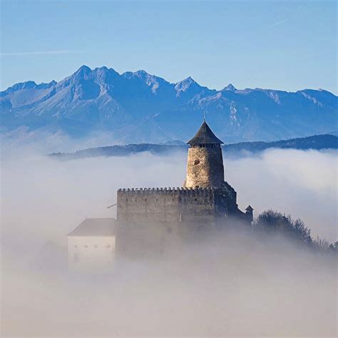 Tematické foto: Zasnežený Poprad s vianočnou výzdobou a Tatrami v pozadí