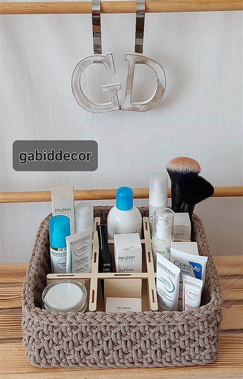 Papierový košík na kozmetiku s vypletaným vzorom