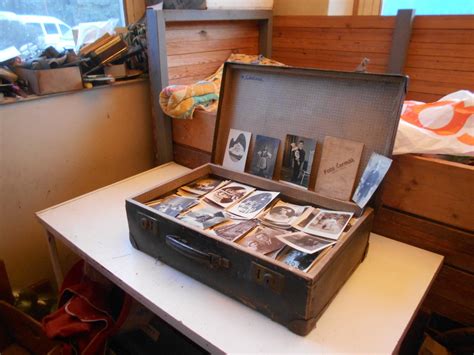 Dekorovaný box plný poskladaných fotografií