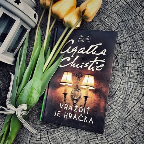 Otvorená kniha s citátmi o láske a svadbe na stole