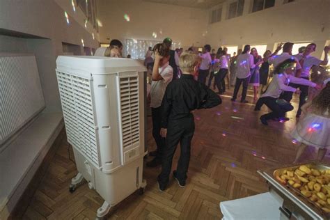 Tematické foto: Rôznorodosť a inklúzia na spoločenských podujatiach