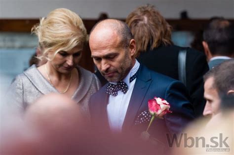Tematické foto: svedkovia pri svadobnom obrade v kostole