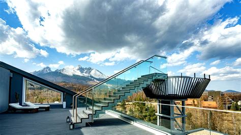 elegantná terasa hotela s výhľadom na Tatry