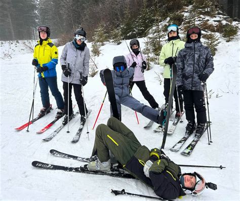 Rodina na lyžiarskom svahu s inštruktorom