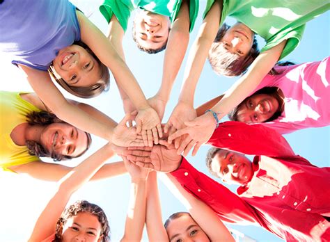 deti tancujúce v vianočnej atmosfére v kruhu