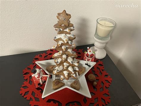 Medovníkový stromček poskladaný z rôzne veľkých hviezdičiek