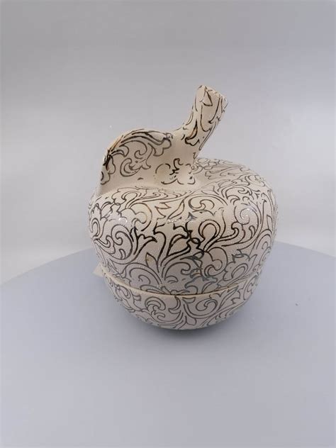 Uzatvorená dóza s medovníčkami a kúskom jablka