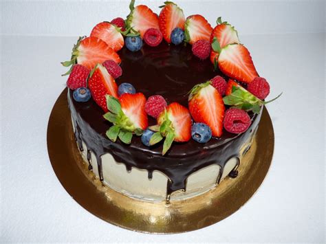 Tematické foto oslavy menín, torta, darčeky, kvety