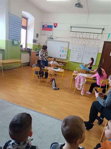 Deti prváci na základnej škole pri imatrikulácii s ceruzkou