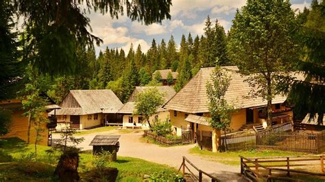 Pohľad na areál Múzea oravskej dediny v lone prírody pod Roháčmi