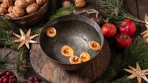 Ilustrácia orechových lodičiek so sviečkami na vode