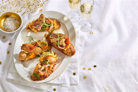 Detail vianočného stola (Julbord) so šunkou, mäsovými guľôčkami a sleďmi