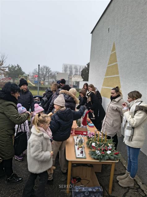 deti nacvičujú vianočné vystúpenie v materskej škole