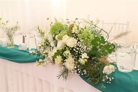 Svadobná výzdoba v tyrkysovo-ružových odtieňoch