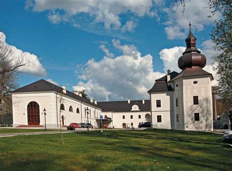 historický kaštieľ v Oponiciach, Slovensko, kde sa konala svadba albánskeho princa