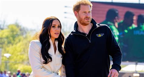 princ Harry a Meghan Markle sa držia za ruky počas svadobného obradu
