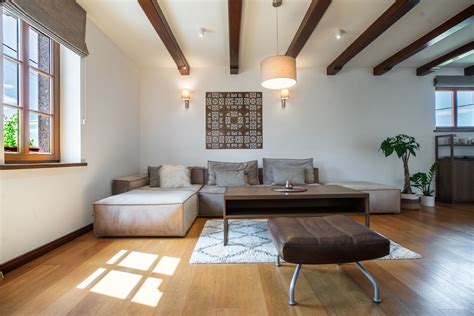 Ukážka rôznych štýlov výzdoby: rustikálny (vľavo) a moderný minimalistický (vpravo).