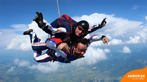 Tematické foto adrenalínových zážitkov (zoskok padákom, jazda v športovom aute, paragliding)